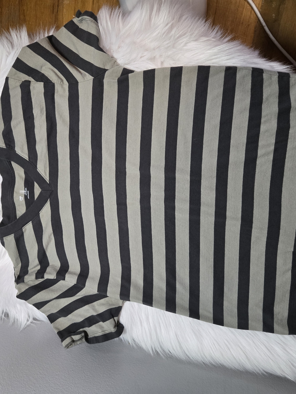 GAP Short-Sleeve V-Neck Stripe Tee - Black & Olive